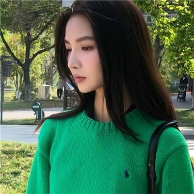 戴金丝边眼镜的人